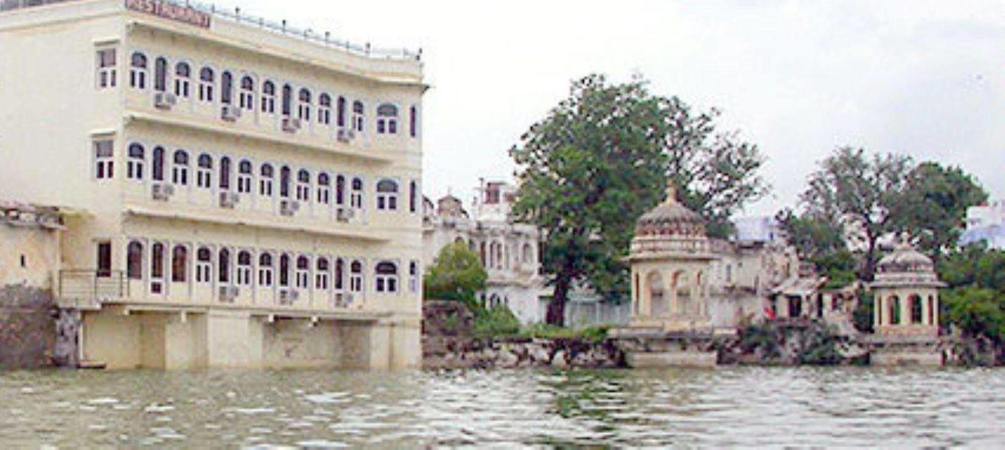 Sarovar - Lake Facing Boutique Hotel On Lake Pichola Udaipur Kültér fotó